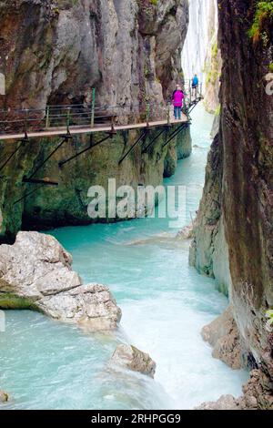 Menschen am Wasserfallsteig, im zugänglichen unteren Teil des Leutascher Geisterklamms Stockfoto