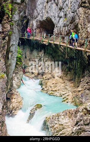 Menschen am Wasserfallsteig, im zugänglichen unteren Teil des Leutascher Geisterklamms Stockfoto