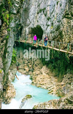 Menschen am Wasserfallsteig, im zugänglichen unteren Teil des Leutascher Geisterklamms Stockfoto