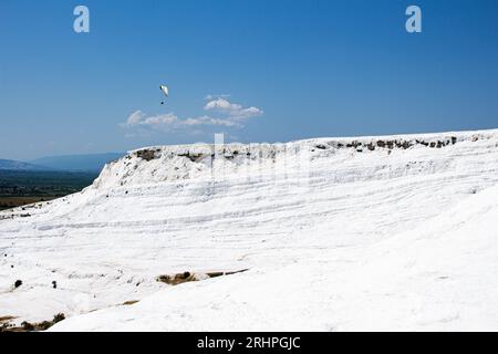 Paraglider ist auf natürlichen Travertinen in Pamukkale Türkei Stockfoto