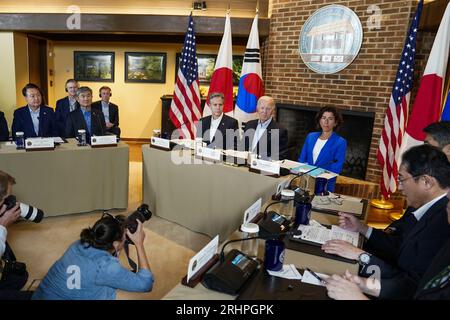 Camp David, Usa. August 2023. US-Präsident Joe Biden (C), flankiert von Außenminister Antony blinken und Handelssekretärin Gina Raimondo sowie dem südkoreanischen Präsidenten Yoon Suk Yeol (L), hört dem japanischen Premierminister Fumio Kishida (R) beim Trilateralen Gipfel in Camp David in Maryland am Freitag, den 18. August 2023 zu. Foto von Nathan Howard/UPI Credit: UPI/Alamy Live News Stockfoto