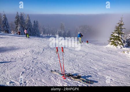 Skiabfahrt im Winter am Erbeskopf (816 m), höchster Punkt von Rheinland-Pfalz, Hunsrück, Nationalpark, Deutschland Stockfoto
