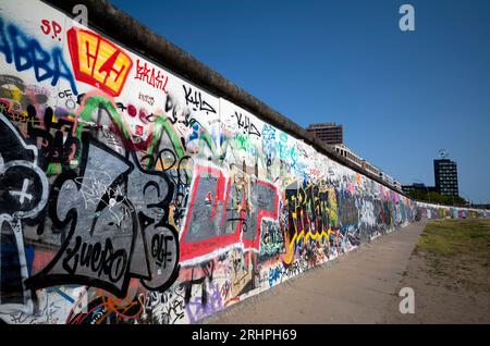 Graffiti auf der Rückseite der ehemaligen Berliner Mauer, East Side Gallery, Mercedes-Benz Arena, Berlin, Deutschland Stockfoto