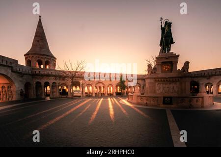 Die Fischerbastei, Ha sz stya am Morgen. Sonnenaufgang über Budapest Ungarn Stockfoto