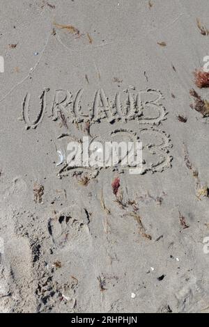 Deutschland, Ostsee, Markgrafenheide, das Wort Urlaub geschrieben im Sand Stockfoto