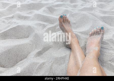 Deutschland, Ostsee, Markgrafenheide, Sandfrauenfüße am weißen Sandstrand Stockfoto