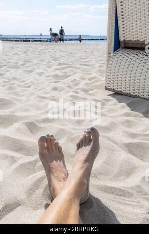 Deutschland, Ostsee, Markgrafenheide, Sandfrauenfüße am weißen Sandstrand Stockfoto