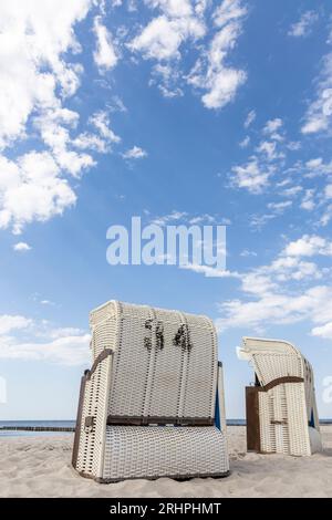 Deutschland, Ostsee, Markgrafenheide, weiße Liegen an einem schönen Sommertag am Strand mit weißen Schönwetterwolken am blauen Himmel Stockfoto