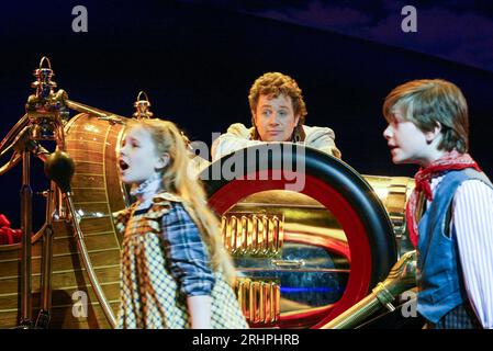 l-r: Lauren Morgan (Jemima Potts), Michael Ball (Caractacus Potts), Harry Smith (Jeremy Potts) in CHITTY CHITTY BANG BANG im London Palladium, London W1 16/04/2002 Musik & Text: Richard M Sherman & Robert B Sherman adaptiert für die Bühne von Jeremy Sams Design: Anthony Ward Lighting: Mark Henderson musikalische Inszenierung und Choreographie: Gillian Lynne Regie: Adrian Noble Stockfoto