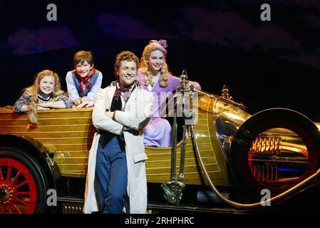 l-r: Lauren Morgan (Jemima Potts), Harry Smith (Jeremy Potts), Michael Ball (Caractacus Potts), Emma Williams (wahrhaft skrupellos) in CHITTY CHITTY BANG BANG im London Palladium, London W1 16/04/2002 Musik & Texte: Richard M Sherman & Robert B Sherman für die Bühne adaptiert von Jeremy Sams Design: Anthony Ward Lighting Mark Henderson musikalische Inszenierung und Choreographie: Gillian Lynne Regie: Adrian Noble Stockfoto