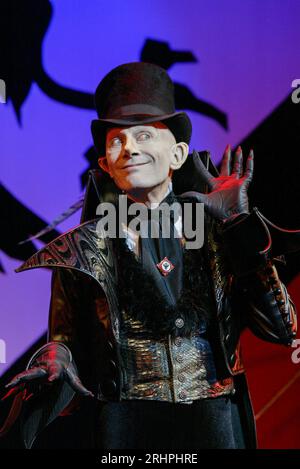 Richard O’Brien (Childcatcher) in CHITTY CHITTY BANG BANG im London Palladium, London W1 16/04/2002 Musik & Texte: Richard M Sherman & Robert B Sherman für die Bühne von Jeremy Sams adaptiert Design: Anthony Ward Lighting: Mark Henderson musikalische Inszenierung & Choreographie: Gillian Lynne Regisseur: Adrian Noble Stockfoto