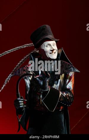 Richard O’Brien (Childcatcher) in CHITTY CHITTY BANG BANG im London Palladium, London W1 16/04/2002 Musik & Texte: Richard M Sherman & Robert B Sherman für die Bühne von Jeremy Sams adaptiert Design: Anthony Ward Lighting: Mark Henderson musikalische Inszenierung & Choreographie: Gillian Lynne Regisseur: Adrian Noble Stockfoto