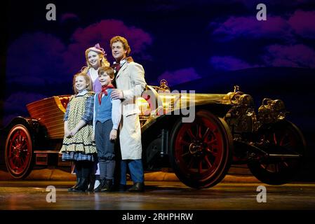 l-r: Lauren Morgan (Jemima Potts), Emma Williams (Truly Scrumptious), Harry Smith (Jeremy Potts), Michael Ball (Caractacus Potts) in CHITTY CHITTY BANG BANG im London Palladium, London W1 16/04/2002 Musik & Texte: Richard M Sherman & Robert B Sherman für die Bühne adaptiert von Jeremy Sams Design: Anthony Ward Lighting Mark Henderson musikalische Inszenierung und Choreographie: Gillian Lynne Regie: Adrian Noble Stockfoto