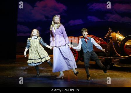 l-r: Lauren Morgan (Jemima Potts), Emma Williams (Truly Scrumptious), Harry Smith (Jeremy Potts) in CHITTY CHITTY BANG BANG im London Palladium, London W1 16/04/2002 Musik & Text: Richard M Sherman & Robert B Sherman adaptiert für die Bühne von Jeremy Sams Design: Anthony Ward Lighting: Mark Henderson musikalische Inszenierung und Choreographie: Gillian Lynne Regie: Adrian Noble Stockfoto