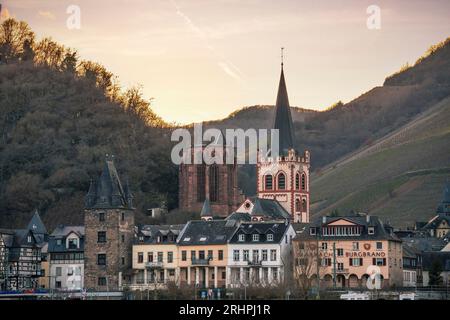 Bacharach am Rhein, Blick auf die Fachwerkstadt und Weinstadt, Dämmerung im Sonnenuntergang über der Stadt Stockfoto