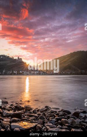 Bacharach am Rhein, Blick auf die Fachwerkstadt und Weinstadt, Dämmerung im Sonnenuntergang über der Stadt Stockfoto