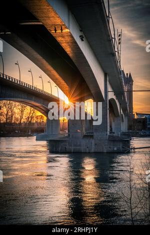 Die Stadt Worms am Rhein, Zugang über das Stadttor Nibelungenturm und die berühmte Nibelungenbrücke Stockfoto