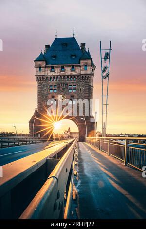 Die Stadt Worms am Rhein, Zugang über das Stadttor Nibelungenturm und die berühmte Nibelungenbrücke Stockfoto