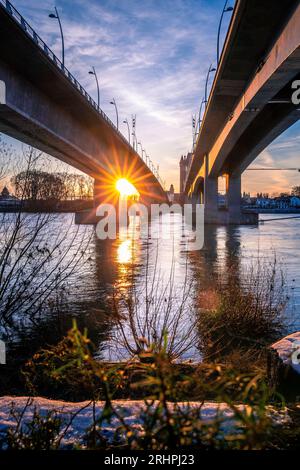 Die Stadt Worms am Rhein, Zugang über das Stadttor Nibelungenturm und die berühmte Nibelungenbrücke Stockfoto