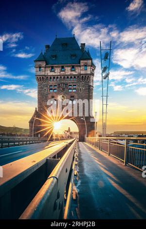 Die Stadt Worms am Rhein, Zugang über das Stadttor Nibelungenturm und die berühmte Nibelungenbrücke Stockfoto