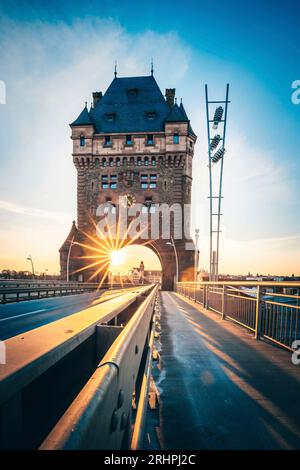 Die Stadt Worms am Rhein, Zugang über das Stadttor Nibelungenturm und die berühmte Nibelungenbrücke Stockfoto