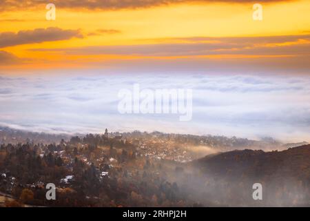 Blick auf die Landschaft vom Vordertaunus bis Frankfurt, schöner Aussichtspunkt bei Königstein am Dettweiler Tempel bei Sonnenaufgang Stockfoto