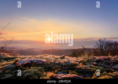 Blick auf die Landschaft vom Vordertaunus bis Frankfurt, schöner Aussichtspunkt bei Königstein am Dettweiler Tempel bei Sonnenaufgang Stockfoto