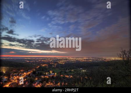 Blick auf die Landschaft vom Vordertaunus bis Frankfurt, schöner Aussichtspunkt bei Königstein am Dettweiler Tempel bei Tagesanbruch Stockfoto