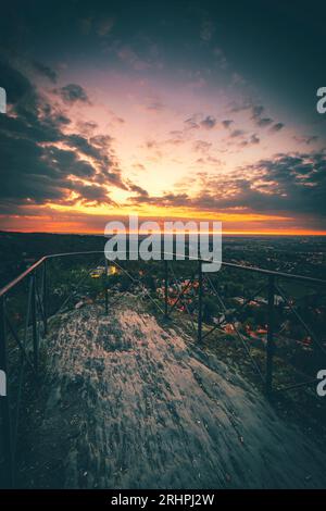 Blick auf die Landschaft vom Vordertaunus bis Frankfurt, schöner Aussichtspunkt bei Königstein am Dettweiler Tempel bei Sonnenaufgang Stockfoto