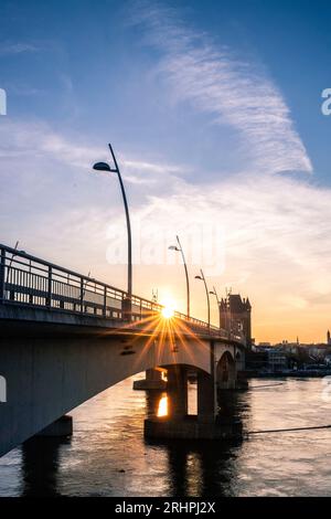 Die Stadt Worms am Rhein, Zugang über das Stadttor Nibelungenturm und die berühmte Nibelungenbrücke Stockfoto