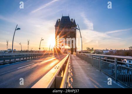 Die Stadt Worms am Rhein, Zugang über das Stadttor Nibelungenturm und die berühmte Nibelungenbrücke Stockfoto