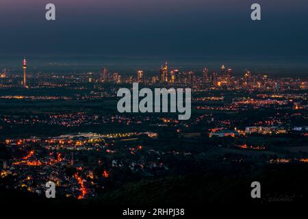 Blick auf die Landschaft vom Vordertaunus bis Frankfurt, schöner Aussichtspunkt bei Königstein am Dettweiler Tempel bei Tagesanbruch Stockfoto