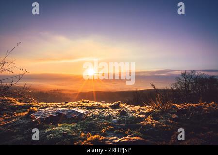 Blick auf die Landschaft vom Vordertaunus bis Frankfurt, schöner Aussichtspunkt bei Königstein am Dettweiler Tempel bei Sonnenaufgang Stockfoto