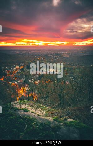 Blick auf die Landschaft vom Vordertaunus bis Frankfurt, schöner Aussichtspunkt bei Königstein am Dettweiler Tempel bei Sonnenaufgang Stockfoto