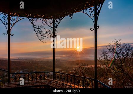 Blick auf die Landschaft vom Vordertaunus bis Frankfurt, schöner Aussichtspunkt bei Königstein am Dettweiler Tempel bei Sonnenaufgang Stockfoto