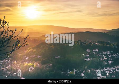 Blick auf die Landschaft vom Vordertaunus bis Frankfurt, schöner Aussichtspunkt bei Königstein am Dettweiler Tempel bei Sonnenaufgang Stockfoto