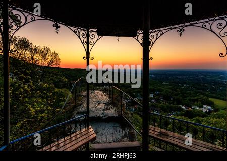 Blick auf die Landschaft vom Vordertaunus bis Frankfurt, schöner Aussichtspunkt bei Königstein am Dettweiler Tempel bei Sonnenaufgang Stockfoto