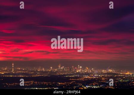 Blick auf die Landschaft vom Vordertaunus bis Frankfurt, schöner Aussichtspunkt bei Königstein am Dettweiler Tempel bei Sonnenaufgang Stockfoto