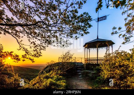 Blick auf die Landschaft vom Vordertaunus bis Frankfurt, schöner Aussichtspunkt bei Königstein am Dettweiler Tempel bei Sonnenaufgang Stockfoto