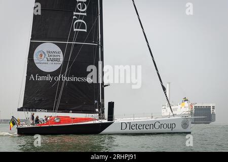 Zeebrugge, Belgien. August 2023. Die Abbildung zeigt die Segelyacht des belgischen Seemanns Denis Van Weynbergh für das Projekt „Vendee Globe 2024“, das von der D¿Ietern Group am Freitag, den 18. August 2023 in Zeebrugge gesponsert wurde. Der 2024-2025 Vendee Globe ist ein Non-Stop-Rennen um die Welt der Yachten der IMOCA 60-Klasse, die nur von einer Person besetzt sind. Es wird die zehnte Auflage des Rennens sein und startet und endet in Les Sables-d'Olonne, Frankreich. Der belgische Denis Van Weynbergh wird an der Veranstaltung teilnehmen. BELGA FOTO JAMES ARTHUR GEKIERE Credit: Belga News Agency/Alamy Live News Stockfoto