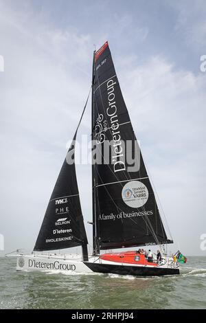 Zeebrugge, Belgien. August 2023. Die Abbildung zeigt die Segelyacht des belgischen Seemanns Denis Van Weynbergh für das Projekt „Vendee Globe 2024“, das von der D¿Ietern Group am Freitag, den 18. August 2023 in Zeebrugge gesponsert wurde. Der 2024-2025 Vendee Globe ist ein Non-Stop-Rennen um die Welt der Yachten der IMOCA 60-Klasse, die nur von einer Person besetzt sind. Es wird die zehnte Auflage des Rennens sein und startet und endet in Les Sables-d'Olonne, Frankreich. Der belgische Denis Van Weynbergh wird an der Veranstaltung teilnehmen. BELGA FOTO JAMES ARTHUR GEKIERE Credit: Belga News Agency/Alamy Live News Stockfoto