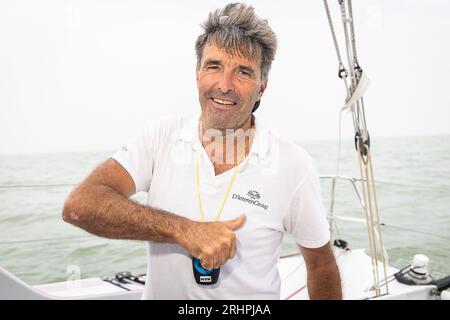 Zeebrugge, Belgien. August 2023. Skipper Denis Van Weynbergh auf seiner Segelyacht für das Projekt „Vendee Globe 2024“, gesponsert von D¿Ietern Group, Freitag, den 18. August 2023 in Zeebrugge. Der 2024-2025 Vendee Globe ist ein Non-Stop-Rennen um die Welt der Yachten der IMOCA 60-Klasse, die nur von einer Person besetzt sind. Es wird die zehnte Auflage des Rennens sein und startet und endet in Les Sables-d'Olonne, Frankreich. Der belgische Denis Van Weynbergh wird an der Veranstaltung teilnehmen. BELGA FOTO JAMES ARTHUR GEKIERE Credit: Belga News Agency/Alamy Live News Stockfoto