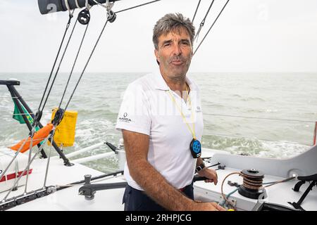 Zeebrugge, Belgien. August 2023. Skipper Denis Van Weynbergh auf seiner Segelyacht für das Projekt „Vendee Globe 2024“, gesponsert von D¿Ietern Group, Freitag, den 18. August 2023 in Zeebrugge. Der 2024-2025 Vendee Globe ist ein Non-Stop-Rennen um die Welt der Yachten der IMOCA 60-Klasse, die nur von einer Person besetzt sind. Es wird die zehnte Auflage des Rennens sein und startet und endet in Les Sables-d'Olonne, Frankreich. Der belgische Denis Van Weynbergh wird an der Veranstaltung teilnehmen. BELGA FOTO JAMES ARTHUR GEKIERE Credit: Belga News Agency/Alamy Live News Stockfoto