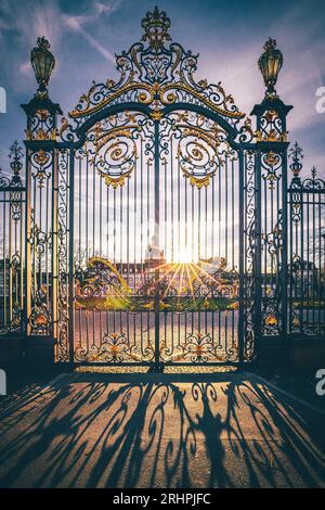 Das Lustschloss in Hanau, Schloss Philippsruh. Wunderschöner Palastpark bei Sonnenaufgang im Frühjahr. Stockfoto