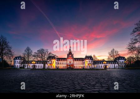 Das Lustschloss in Hanau, Schloss Philippsruh. Wunderschöner Palastpark bei Sonnenaufgang im Frühjahr. Stockfoto