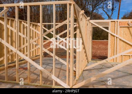 Stützbalken werden für die Struktur des Hauses mit Holzrahmen gebaut, um das Haus während des Baus zu Rahmen Stockfoto