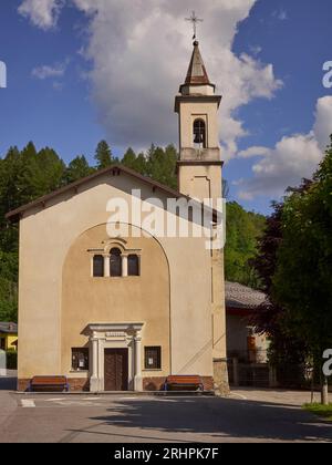 Kirche Sant'Antonio. Entracque, Cuneo, Piemonte, Italien. Eine alpine Dorfkirche Stockfoto