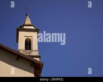 Kirche Sant'Antonio. Entracque, Cuneo, Piemonte, Italien. Eine alpine Dorfkirche Stockfoto