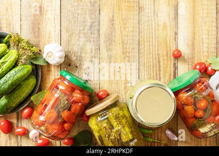 Gesundes, hausgemachtes fermentiertes Essen. Gesalzene eingelegte Gurken und Tomaten, konserviert in Glasbehältern. Hauswirtschaft, Herbsternteerhaltung. Vie Stockfoto