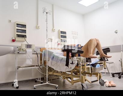 Nicht erkennbare schwangere Frau, gebärende Mutter im Krankenhausbett, Wehen, Herzschlag ihres zukünftigen Babys während des Geburtsvorgangs wi überprüfen Stockfoto